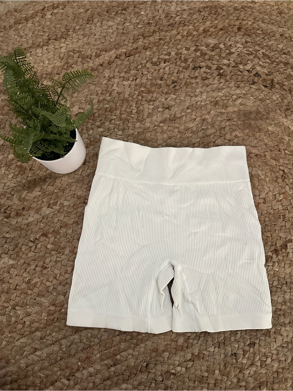 CREAM RIBBED BIKER SHORTS